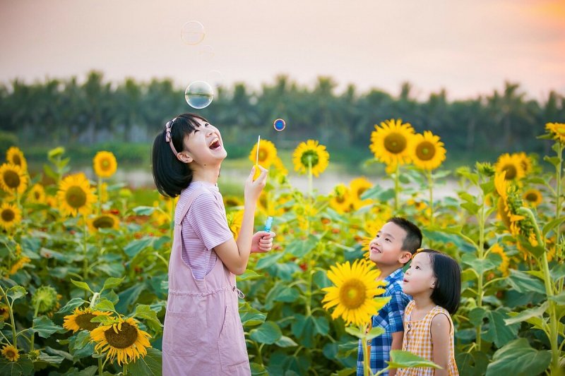 Các gia đình tha hồ vui chơi giữa Ecopark tràn ngập những sắc hoa rực rỡ.