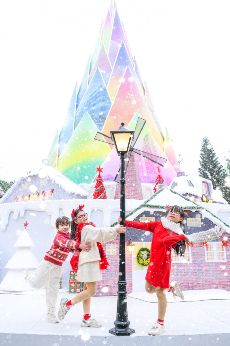 Dưới chân búp măng noel là khu nhà tái hiện lại ngôi làng cổ Bắc Âu xinh đẹp.