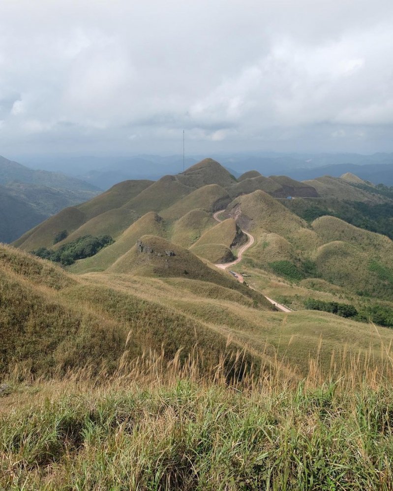 Bình Liêu cách Hà Nội 270 km, cách thành phố Hạ Long 108 km.