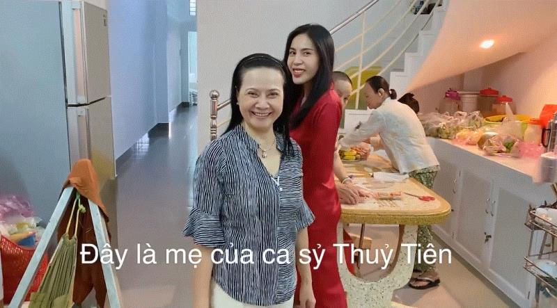Nữ ca sĩ chụp ảnh cùng mẹ trong ngày Tết.