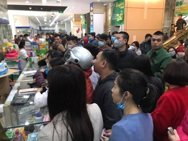 Xếp hàng mua khẩu trang.