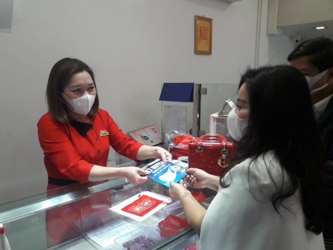 Tập đoàn Doji cũng chuẩn bị khẩu trang cao cấp để phát cho khách hàng khi đến mua vàng ngày Vía Thần Tài.