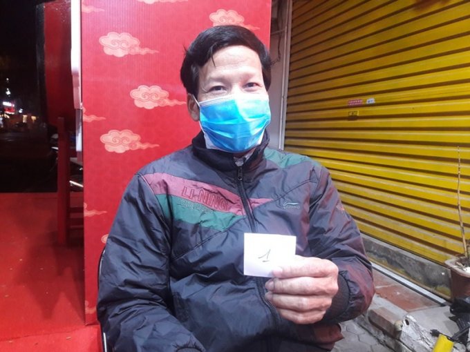 Ông Đào Văn Hảo đến từ 3h sáng để xếp hàng mua vàng ngày Vía Thần Tài ở cửa hàng vàng bạc Bảo Tín Minh Châu trên phố Trần Thái Tông. (Ảnh: Nhất Nam).