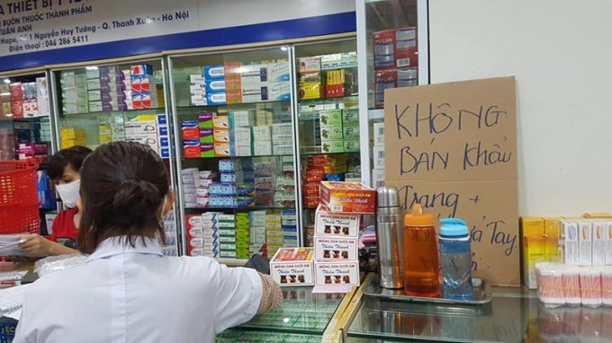 Tấm biển không bán khẩu trang và nước rửa tay được dựng lên trước cửa tiệm thuốc.