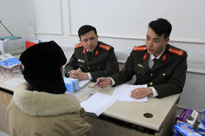 Công an làm việc với chủ lô hàng.