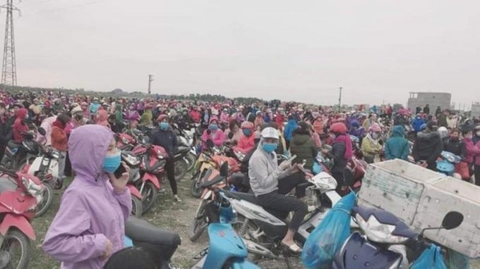 Hàng trăm công nhân tập chung tại khu vực trước Cổng công ty sáng 17/2.