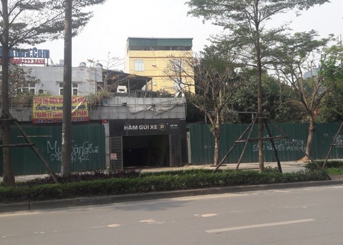 Hầm gửi xe ngay mặt đường Nguyễn Khánh Toàn.