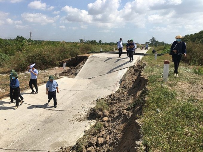 Hình ảnh sụt lún khó tin của tuyến đê được đầu tư 10 tỷ đồng/km. (Ảnh: Pháp luật TP HCM).