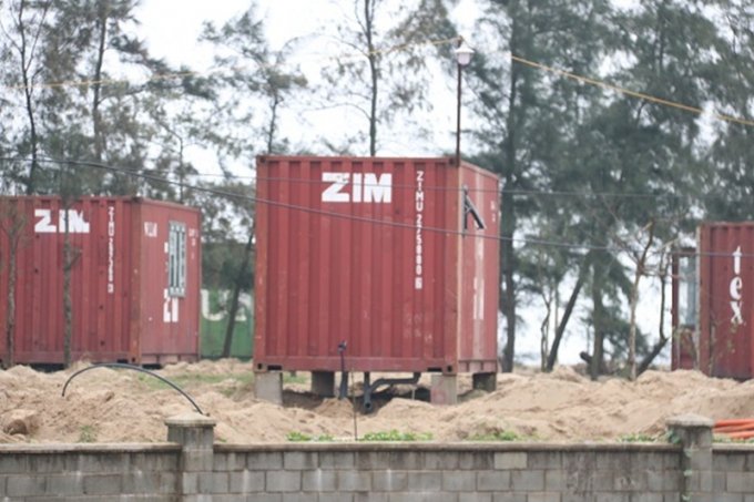 Những nhà nghỉ container được xây dựng kiên cố với cột bê tông và bể ngầm kiểu boongke. (Ảnh: ĐSTD).