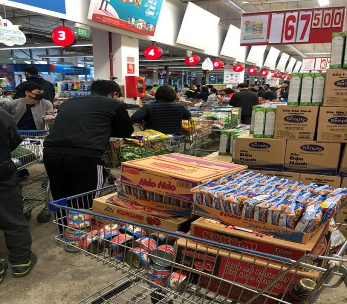 Mỳ tôm là mặt hàng được săn lùng nhiều trong ngày 7/3.