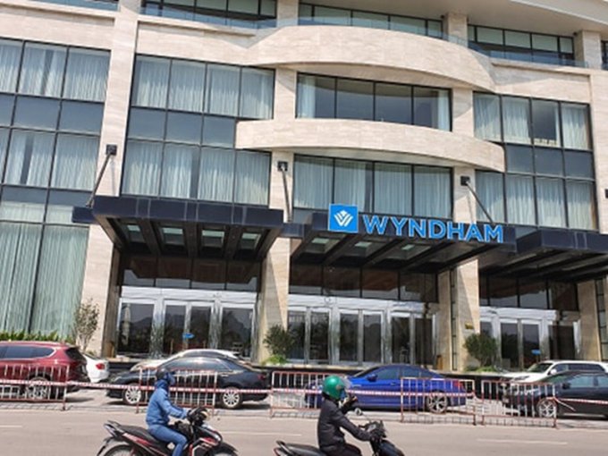 Khách sạn WYNDHAM đã được dựng rào chắn thực hiện việc phong tỏa. (Ảnh: Dân Trí).