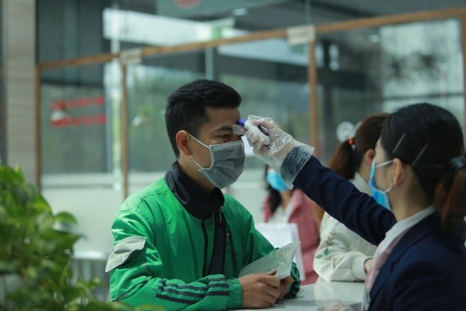 Kiểm tra thân nhiệt khách ra vào.