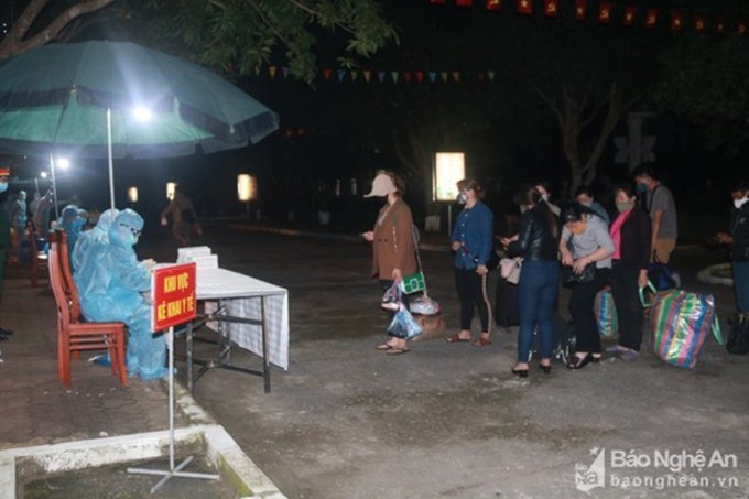 Lực lượng chức năng ở Nghệ An phải trắng đêm tiếp nhận công dân trở về từ Lào, phần lớn trong số này đi qua cửa khẩu Cầu Treo. (Ảnh: Báo Nghệ An).