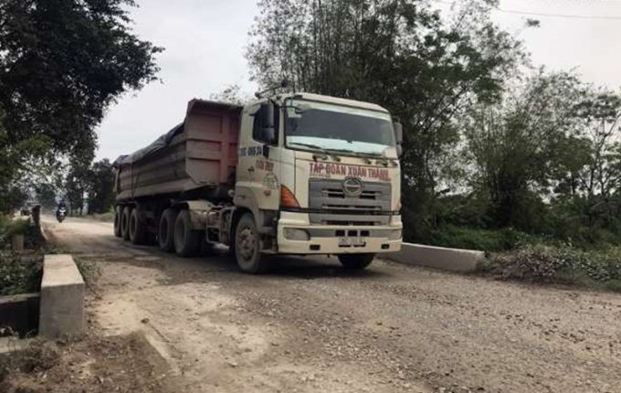 Con đường vương đầy đất đá, bụi bặm sau bánh xe 