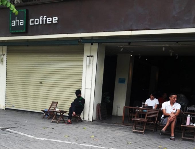 Khung cảnh quán cà phê aha hoạt động bình thường sáng 26/3.