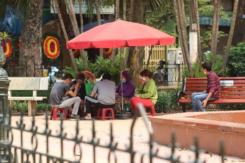 Quán trà đá tại vườn hoa Ngọc Lâm - Long Biên vẫn bày bán tập chung đông người.
