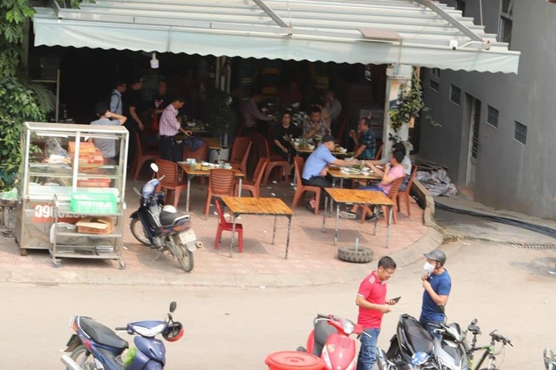 Một số hàng quán vẫn hoạt động bất chấp lệnh cấm.