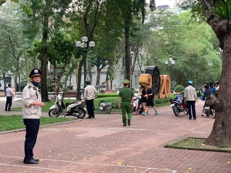 Những trường hợp không đeo khẩu trang ra nơi công cộng bị lực lượng chức năng nhắc nhở.