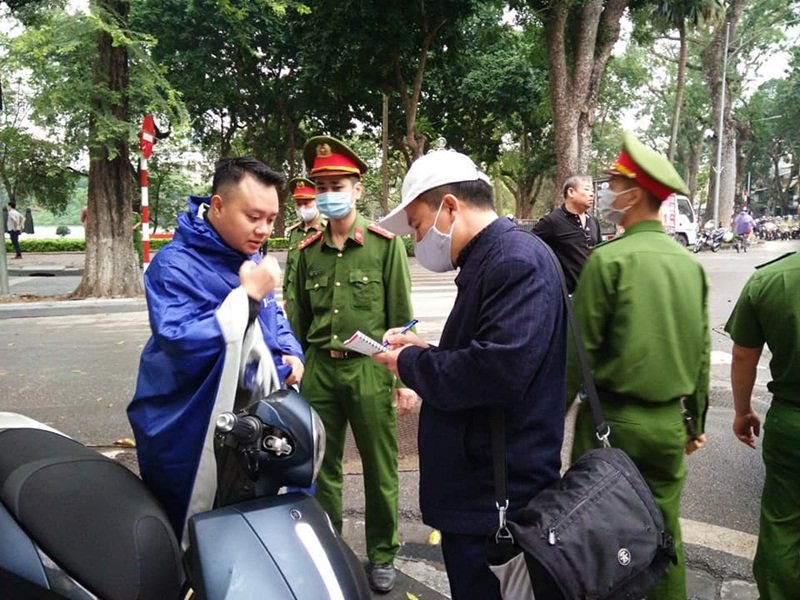Đã có nhiều trường hợp người điều khiển xe máy không đeo khẩu trang bị xử lý.