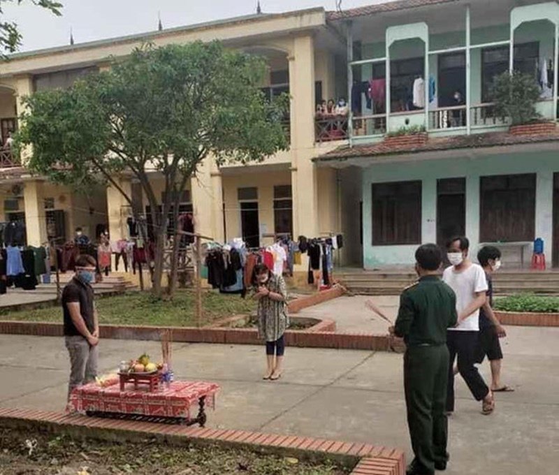 Cán bộ trung tâp cách ly tập chung tận tình giúp đỡ dũng chịu tang cha trong khu cách ly.