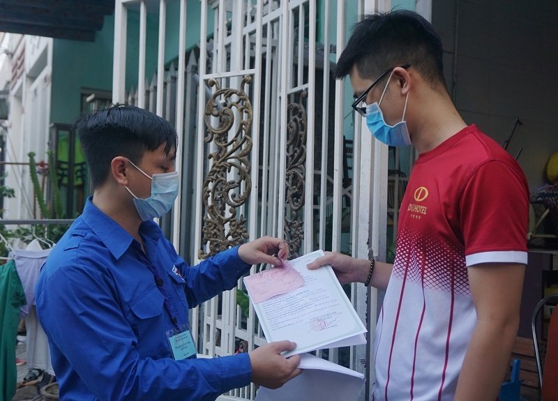 Hình ảnh cán bộ đoàn ở Đà Nẵng ship giấy tờ hành chính tận nhà cho người dân. (Ảnh: Vietnanet).