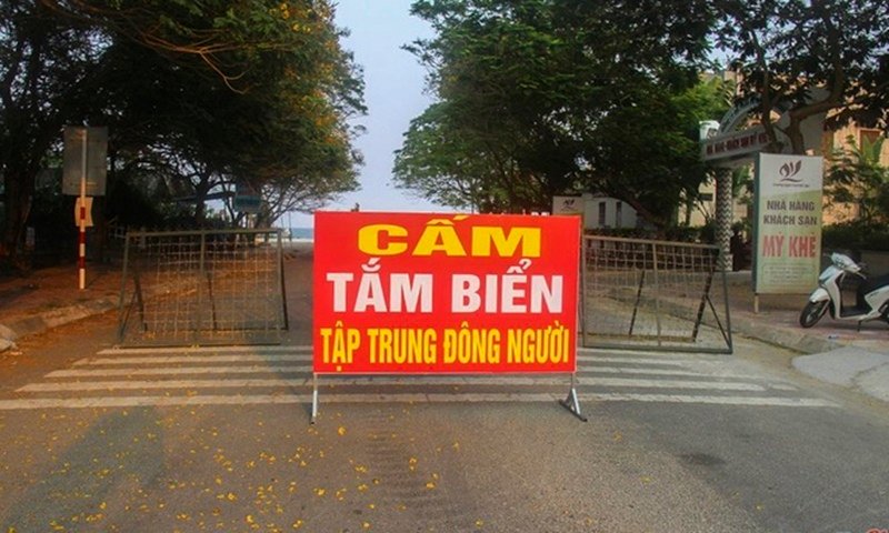 Lực lượng chức năng Quảng Ngãi lập chốt cấm tắm biển trong những ngày cách ly toàn xã hội. (Ảnh: Zing.vn).