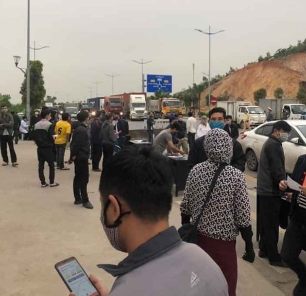 Nhiều người bức xúc vì phải quay đầu xe không lưu thông được do bị từ chối với lý do cách ly xã hội. (Ảnh: Báo Bảo vệ Pháp luật).