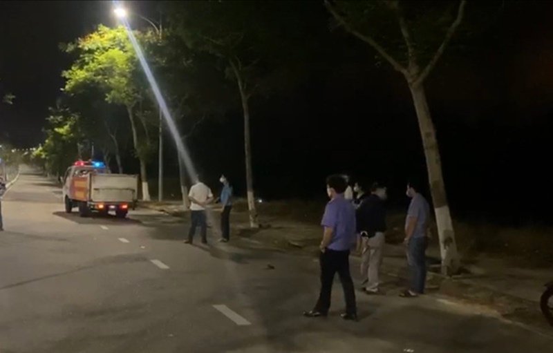 Cơ quan chức năng khám nghiệm hiện trường. (Ảnh: Dân Trí).
