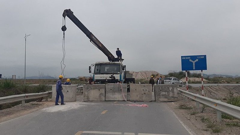 Hình ảnh cơ quan chức năng vận chuyển bê tông chắn ngang đường để ngăn người và phương tiện ra vào trong thời gian cách ly xã hội.