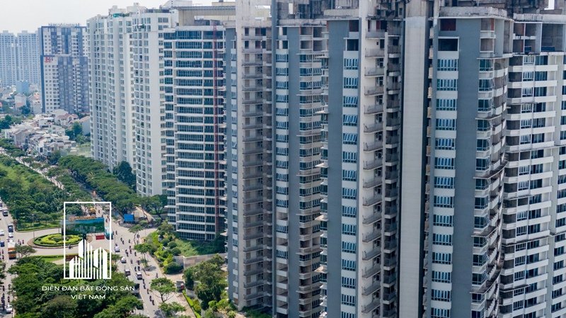 Những khối bê tông đồ sộ chưa biết ngày đi vào hoàn thành. (Ảnh: Diễn đàn BĐS Việt Nam).