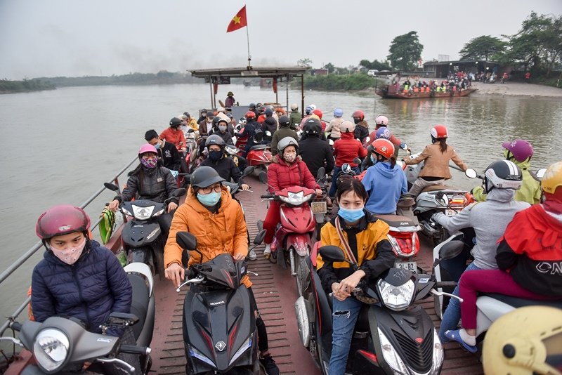 Tin giao thông mới nhất ngày 10/4: Hải Dương liên tục xảy ra ùn tắc bến phà. (Ảnh: Dân Trí).