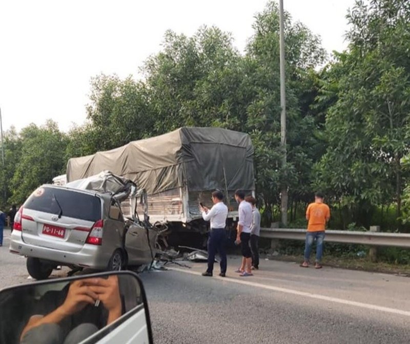Xe biển đỏ gặp nạn trên Đại lộ Thăng Long.