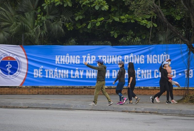 Người dân đổ ra đường dù chưa hết thời gian cách ly xã hội. (Ảnh: IT).