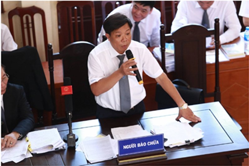 Luật sư Lê Văn Thiệp tại tòa bào chữa cho bác sĩ Hoàng Công Lương.