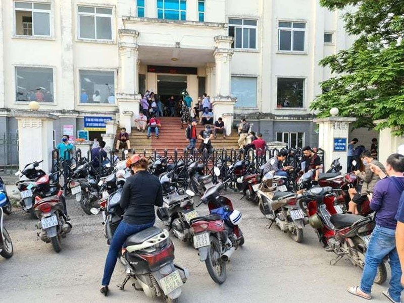 Hình ảnh hàng trăm người tụ tập tại bộ phận một cửa của UBND quận Hải An (Hải Phòng) để xin giấy xác nhận, trong khi các biện pháp phòng dịch không có. (Ảnh: Báo Giao Thông).