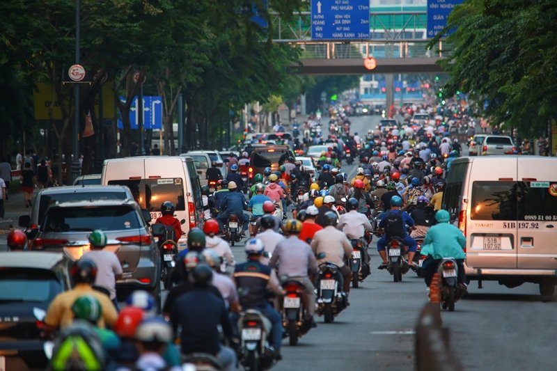 Đây là hình ảnh người dân đổ ra đường chật kín tại Sài Gòn hôm 10/4. (Ảnh: Tổ Quốc).