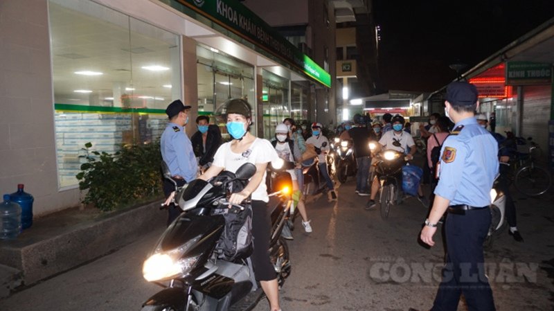 Nhiều người sau đó lấy xe ra về sau 14 ngày cách ly. (Ảnh: Nhà Báo Công Luận).