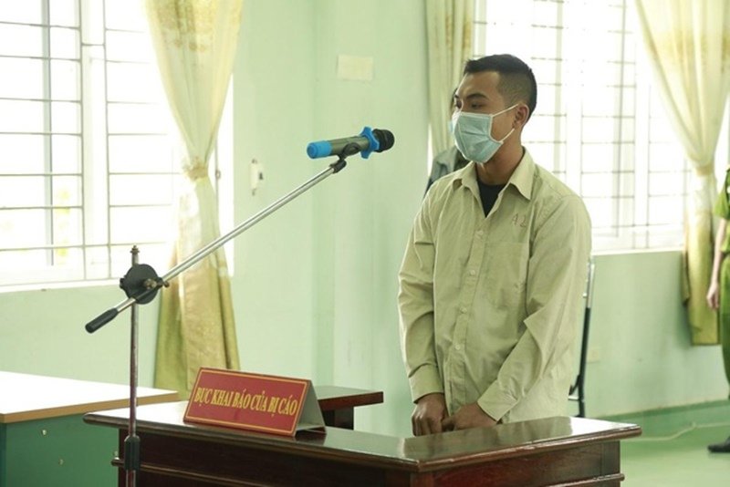 Tại tòa, đối tượng thừa nhận hành vi phạm tội. (Ảnh TTVH-TT Tiên Yên).