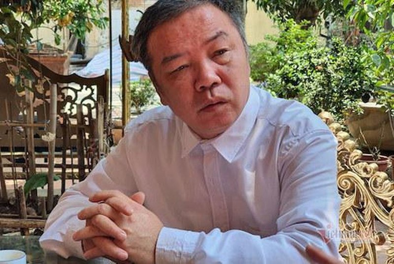 Ông Trần Đình Giao - Chủ tịch Công ty Hoàng Long chia sẻ với báo giới về việc băng đảng Đường Nhuệ thu tiền bảo kê hỏa táng. (Ảnh: Vietnamnet).