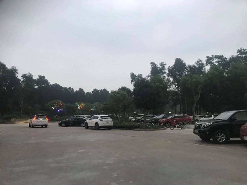 Xe ô tô đậu kín bãi gửi ở Sân golf Đại Lải.