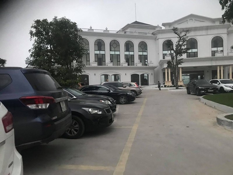 Hình ảnh ô tô đậu kín bãi giữ tại sân golf Đại Lải - Vĩnh Phúc do PV ghi nhận vào ngày 16/4.