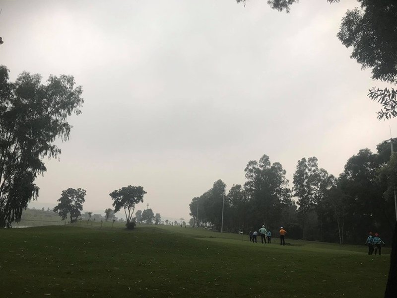 Khách đánh golf đứng tập trung bất chấp khuyến cáo phòng dịch Covid-19.