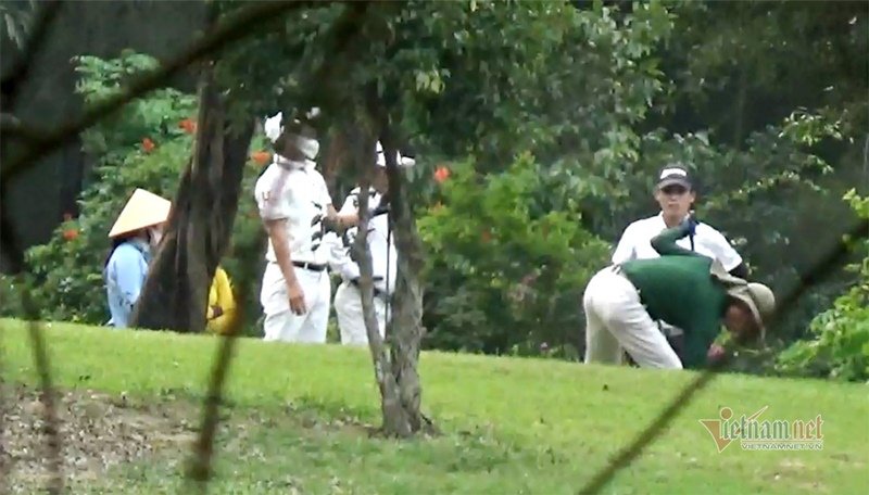 Khách chơi golf cũng không đeo khẩu trang như yêu cầu của cơ quan chức năng. (Ảnh: Vietnamnet.vn).
