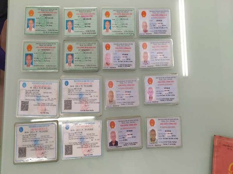 Cụ ông ăn xin ở TP HCM có 12 chứng minh thư đều là thật. (Ảnh: PLO).