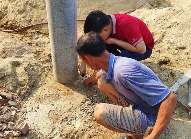 Người dân lo ngại chất lượng bê tông ở các chân cột điện sau vụ đổ cột đè chết người xảy ra sáng 3/5. (Ảnh: Dân trí).