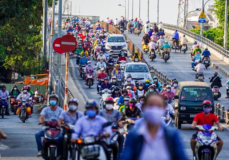 Phương tiện đông đúc trên đường nếu bật đèn ban ngày thì giao thông sẽ ra sao?
