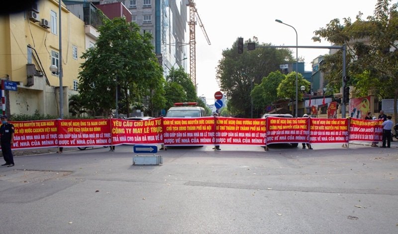 Băng rôn, khẩu hiệu kêu cứu nhuộm đỏ cả một góc phố Lê Trực.