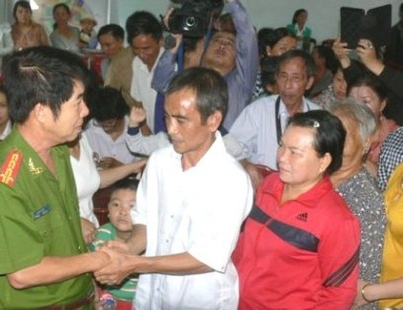 Ông Huỳnh Văn Nén tại buổi xin lỗi công khai vào tháng 12/2015. (Ảnh: Báo Giao Thông).