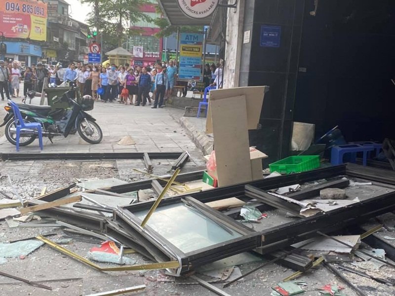 Cửa kính và nhiều vật dụng ngôi nhà hư hỏng sau vụ nổ.