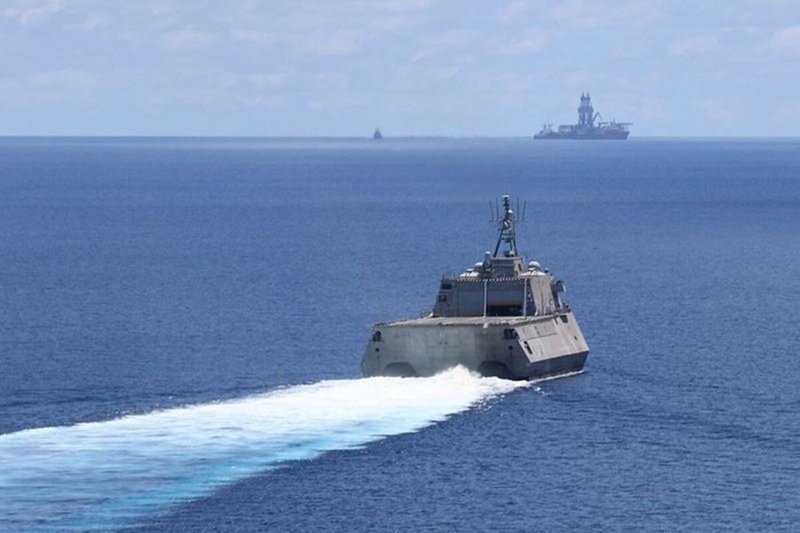Tàu USS Montgomery thực hiện hoạt động tự do hàng hải gần tàu khoan dầu West Capella của Malaysia hôm 7/5.